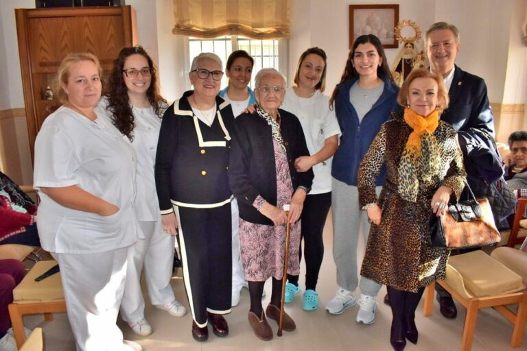 Puertollano: Jenara Sánchez Molina recibe la felicitación por su 100 cumpleaños