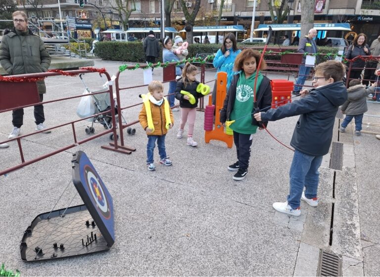Puertollano: Niños y niñas se divierten por Navidad en la carpa del Paseo con juegos y talleres infantiles