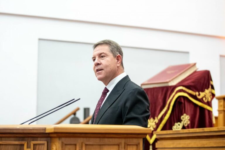 García-Page incide en que “España no necesita cambiar de Constitución” sino “mejorar” para optimizar “su convivencia” a través del “acuerdo”