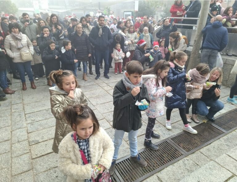 Los niños y niñas de Puertollano despiden el año con campanadas y uvas infantiles