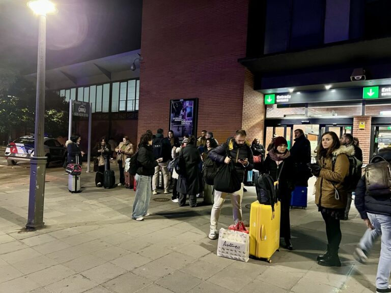 Viajeros afectados por la suspensión del servicio tras el descarrilamiento mortal recalan en Puertollano «tirados como una colilla»: «Dicen que nos busquemos la vida»