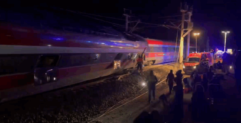 Al menos cinco muertos tras descarrilar dos trenes de alta velocidad en Adamuz (Córdoba)