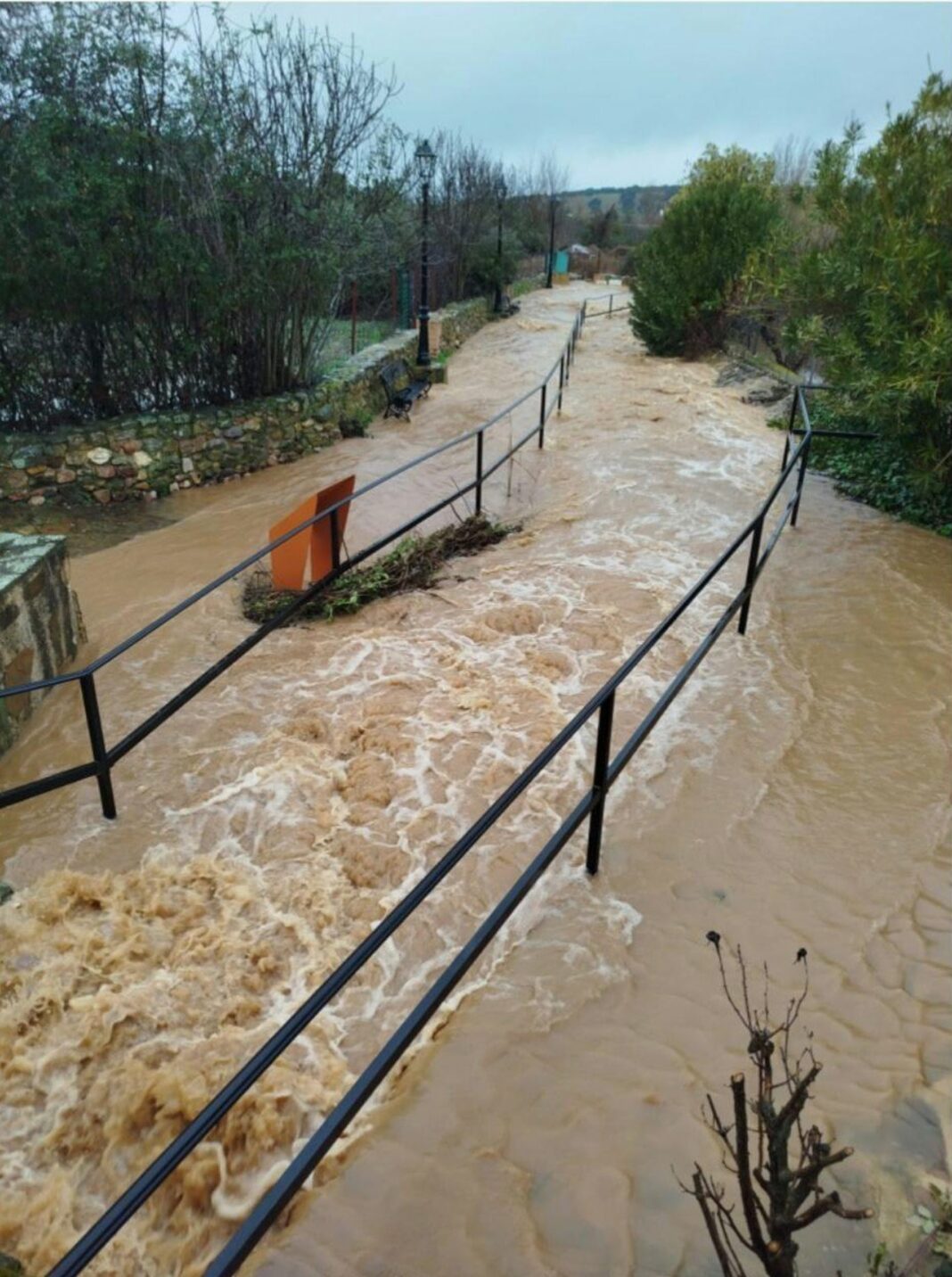 Sucesos.- La CR-4142 se suma a la CR-4193 y la CR-4143 y también queda cortada por inundaciones a la altura de Chillón