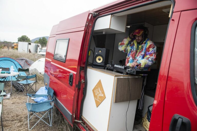 La odisea de miles de raveros para montar la gran rave de Año Nuevo de España en Férez