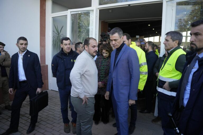 Sánchez promete «dar con la verdad» para esclarecer las causas de la tragedia y alerta contra los bulos