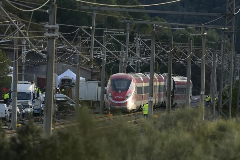 Ascienden a 40 los fallecidos y 41 hospitalizados por el accidente de dos trenes en Adamuz