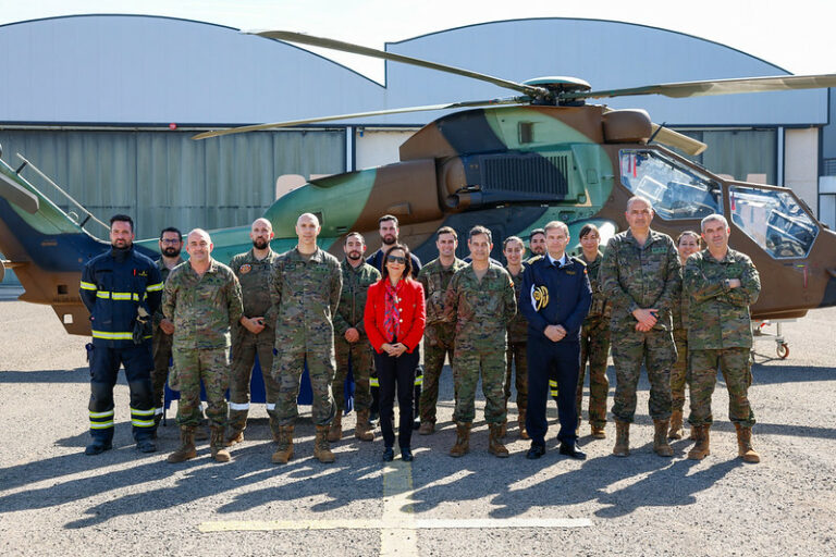 Margarita Robles visita el Batallón de Helicópteros de Ataque de Almagro, «ejemplo de la capacitación y especialización del Ejército de Tierra»