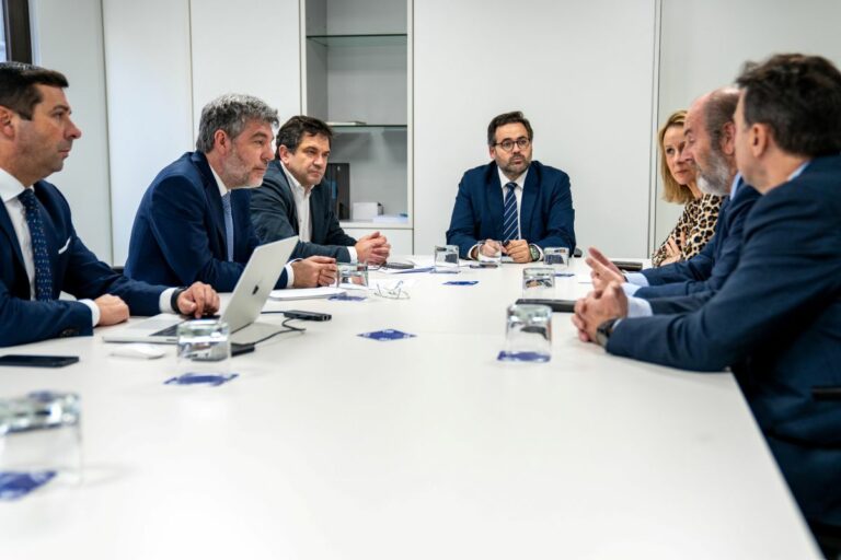 La alcaldesa de Almadén se reúne con el vicesecretario económico del PP para abordar el futuro de la empresa MAYASA