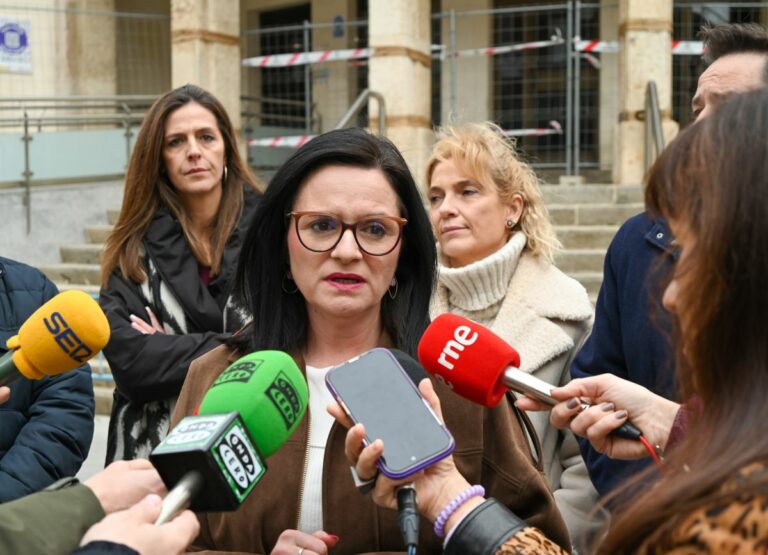 La Diputación tiende la mano a la Subdelegación del Gobierno para plantear una estrategia conjunta contra la violencia machista
