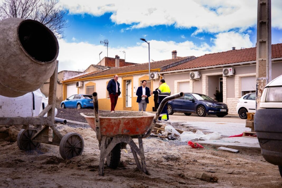 David Triguero, junto a los concejales Luciano Sanz y Elizabeth García visitan las obras
