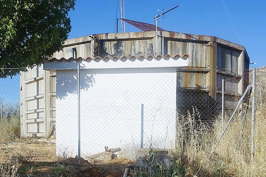 Depósito de agua de Brazatortas, en lo alto de Puerto Pulido