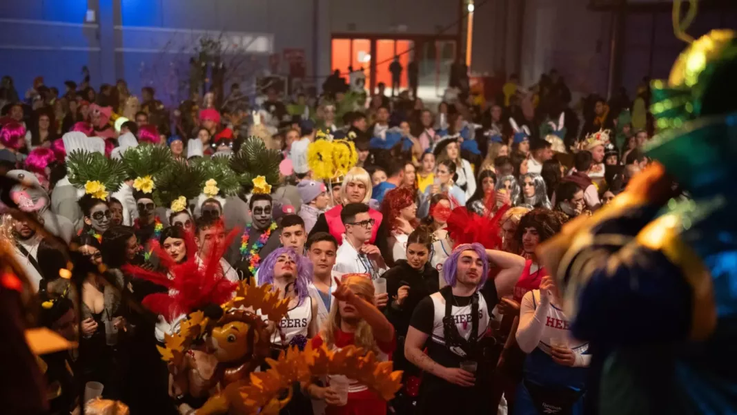 El Pabellón Multifuncional de Piedrabuena se llena de colorido en estos carnavales