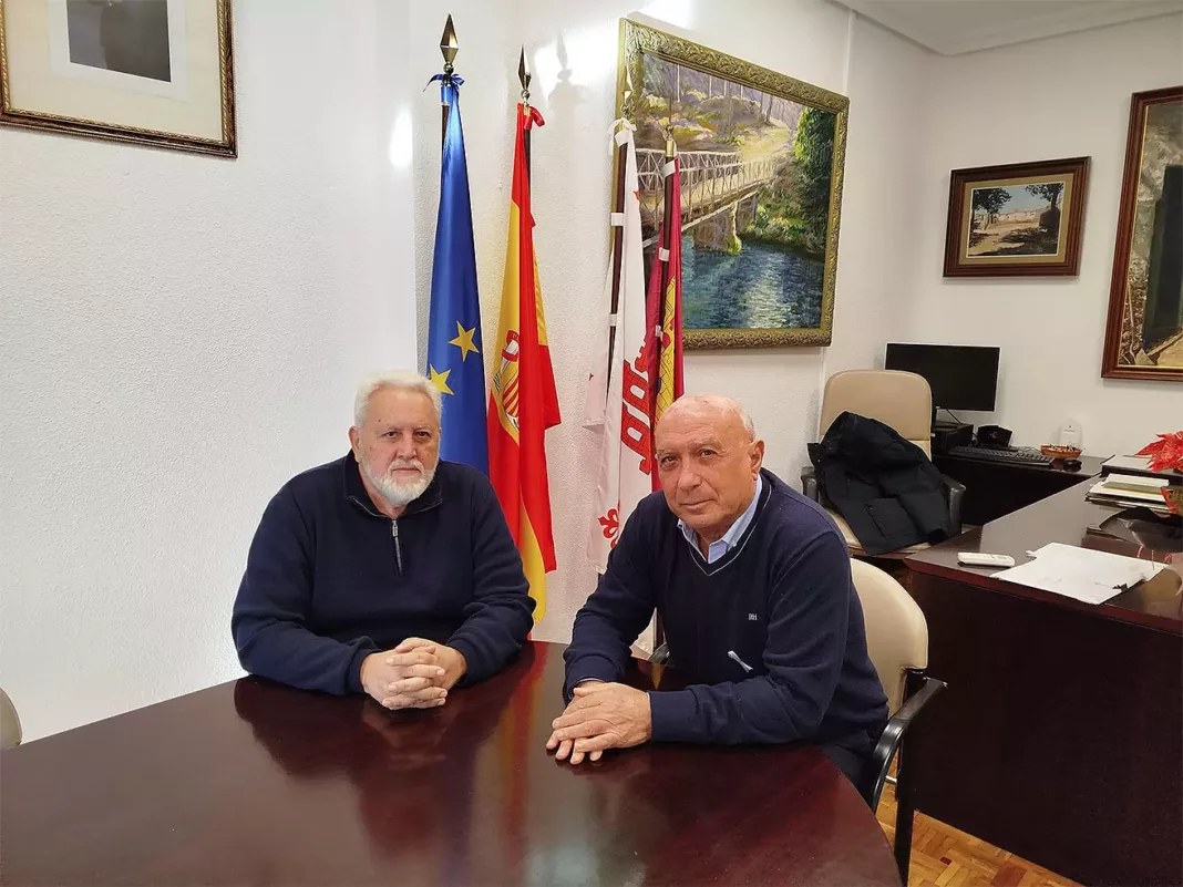 El alcalde de Aldea del Rey, Cándido Barba Ruedas, junto a Julio Criado García, promotor del proyecto PROSVIDA