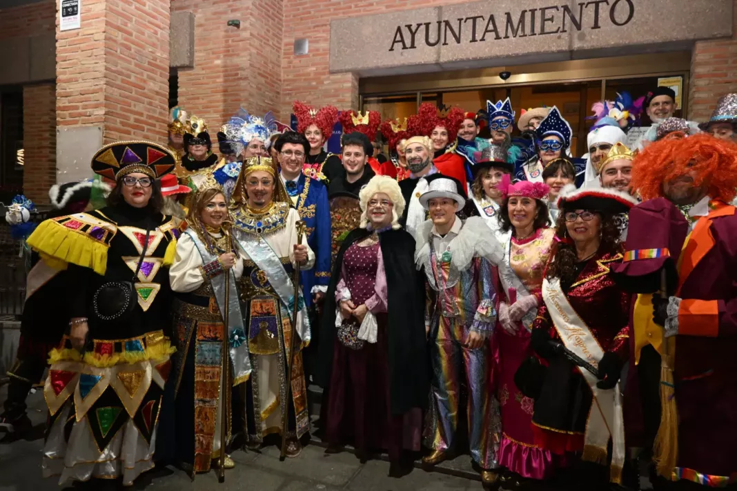 FOTO EN LA PUERTA AYUNTAMINETO