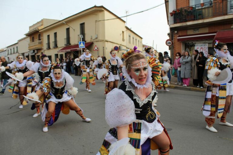 Más de 1.400 desfilantes y 18 carrozas protagonizarán este domingo en Villarrubia de los Ojos el primer gran desfile regional de Carnaval de la provincia