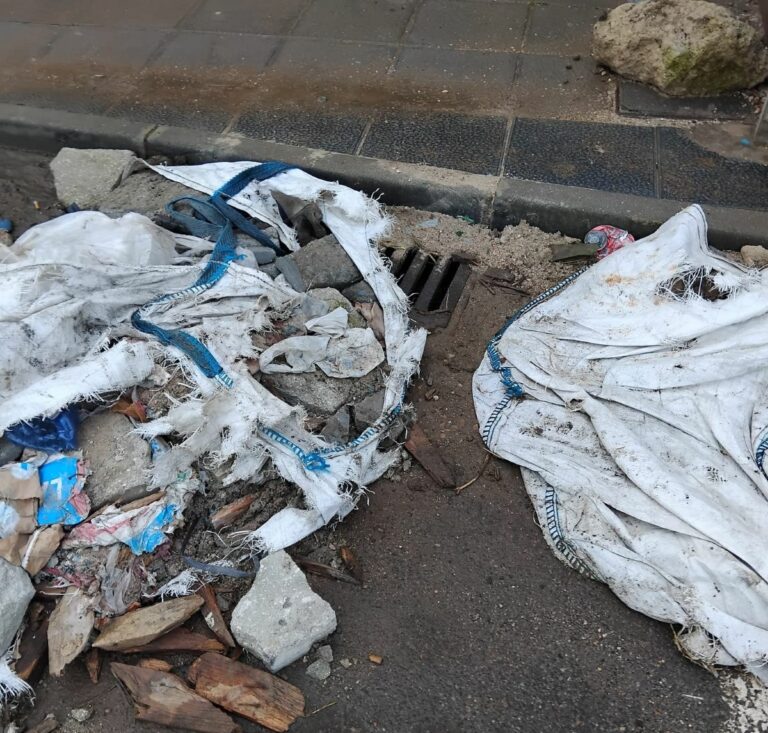 Puertollano: Escombros abandonados tras las obras de la estación de Adif