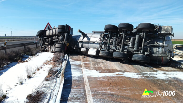 Vuelca un camión cisterna que transportaba aceite industrial en la A-43 a la altura de Argamasilla de Alba