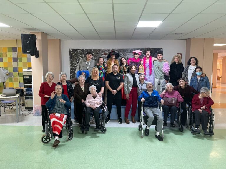 La residencia de mayores «Pocitas del Prior» de Puertollano celebró con gran entusiasmo la semana carnavalera