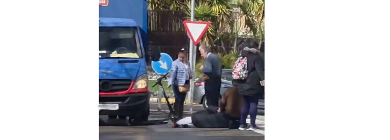 El conductor de un patinete eléctrico resulta herido en un accidente en la rotonda del Quijote Azteca