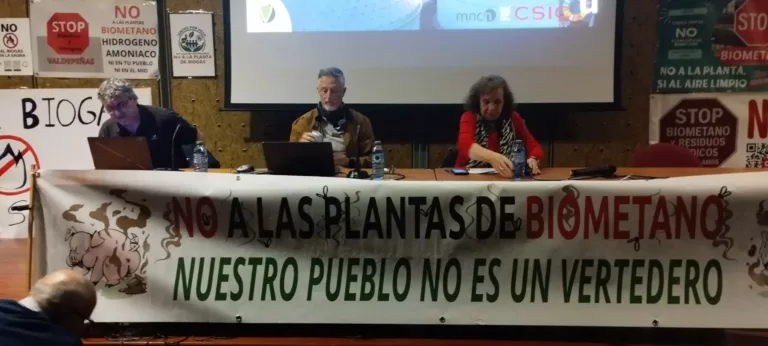 La residencia universitaria Santo Tomás de Villanueva acoge un acto reivindicativo contra las plantas de biometano en la provincia