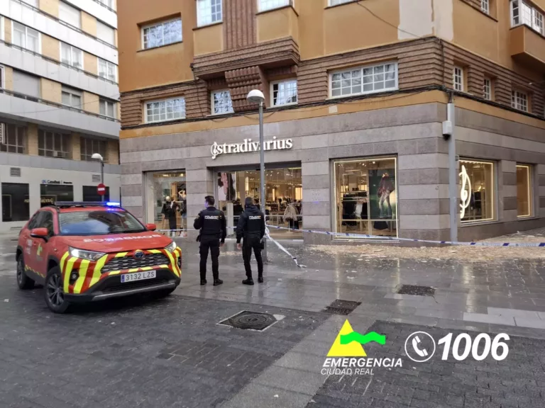 Los bomberos intervienen en una fachada de la Plaza del Pilar ante la caída de cascotes por el temporal