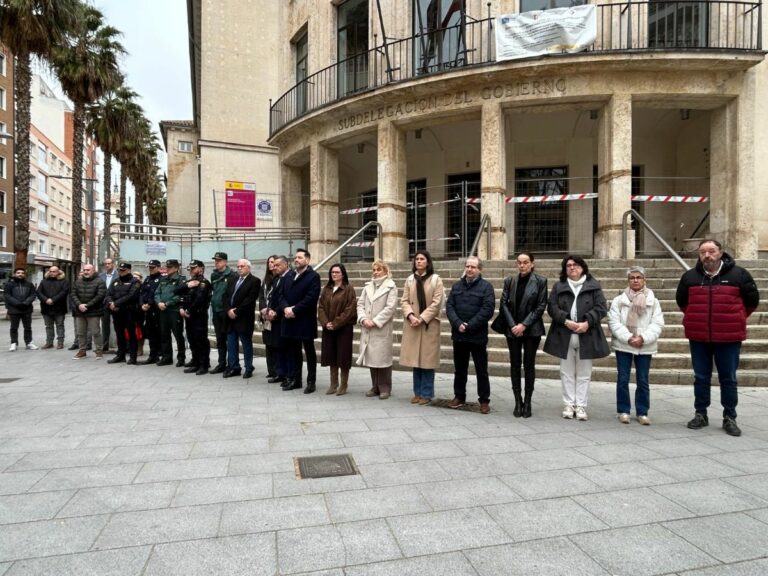 La Subdelegación del Gobierno guarda un minuto de silencio por el asesinato machista de Ana María en Castellón