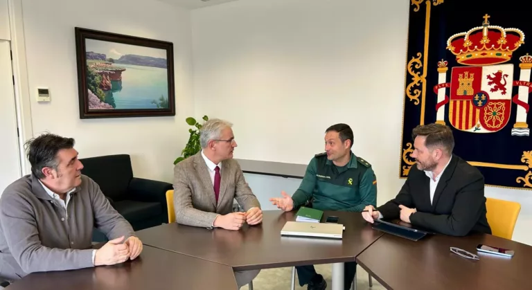 El subdelegado del Gobierno mantiene una reunión institucional con el alcalde de Villamayor de Calatrava para abordar asuntos de interés municipal
