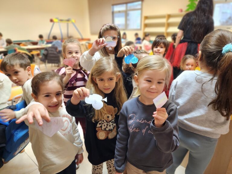 Escolares de Puertollano sueñan con el mundo de «Alicia en el país de las maravillas» en los talleres infantiles de carnaval