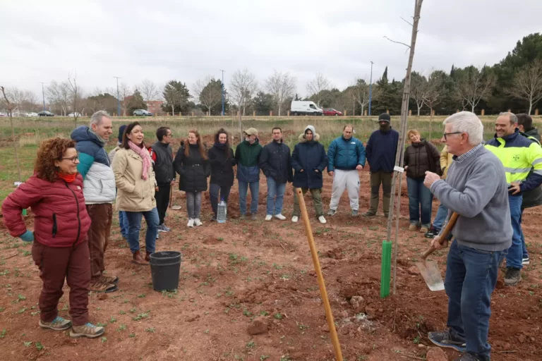 Naturaleza y salud mental se dan la mano en una nueva plantación del Bosque de la Vida con la Asociación Luz de La Mancha
