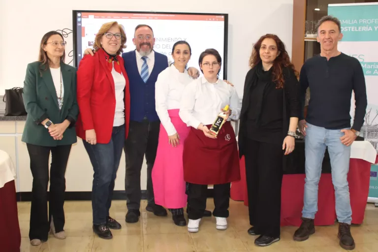Alumnos del grado de Hostelería del IES Santa María de Alarcos de Ciudad Real se forman en cultura del vino