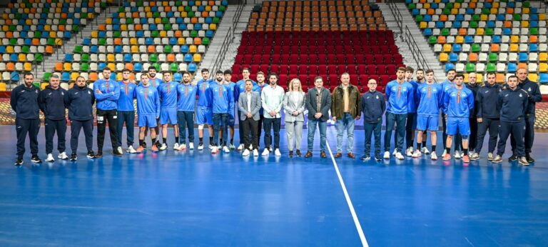 Valverde resalta en la recepción de la selección española de Balonmano que el deporte de élite produce un gran impacto económico y promocional en la capital y en toda la provincia