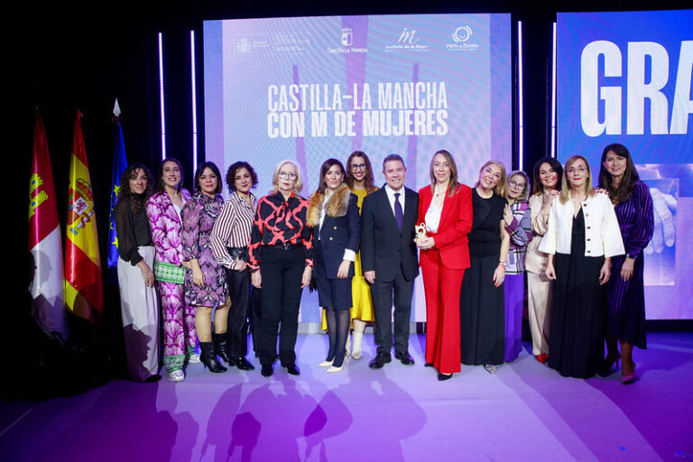 El presidente de Castilla-La Mancha invita a que la sociedad al completo “milite en la igualdad, cada uno desde su responsabilidad”