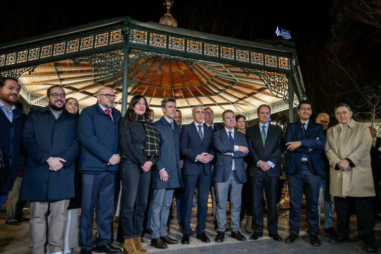 Page, Ruiz y Fundación Iberdrola inauguran la iluminación artística de la Fuente Agria, el «símbolo dulce y democrático» de Puertollano