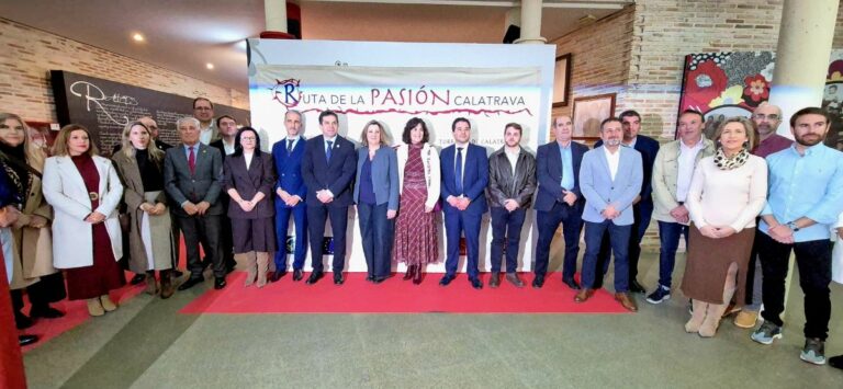 Valverde muestra el apoyo de la Diputación a la Ruta de la Pasión Calatrava en el acto de presentación del cartel celebrado en Calzada