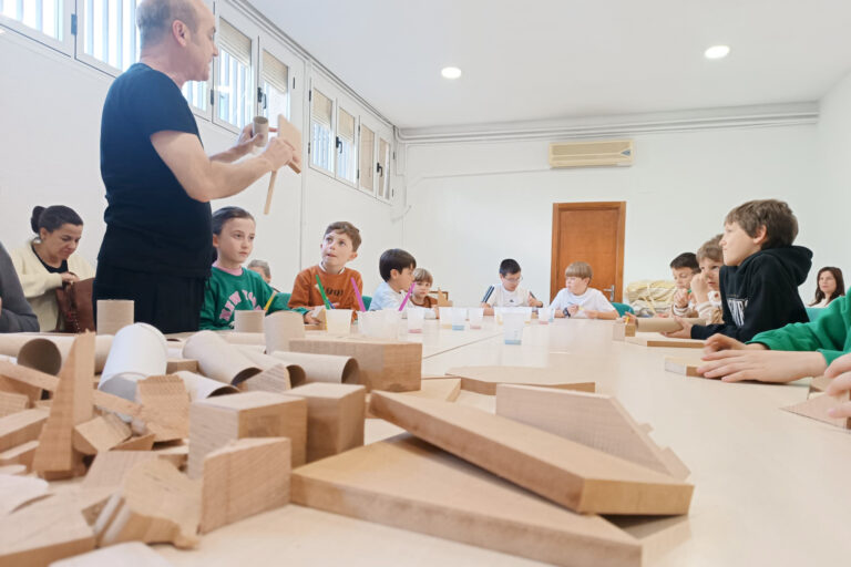 El Premio Nacional, Isidro Ferrer, imparte un taller de madera en la Biblioteca