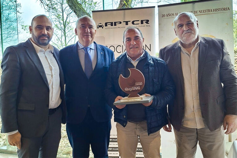 El taxista de Argamasilla de Calatrava Bienvenido Sánchez, reconocido por toda una vida de servicio público