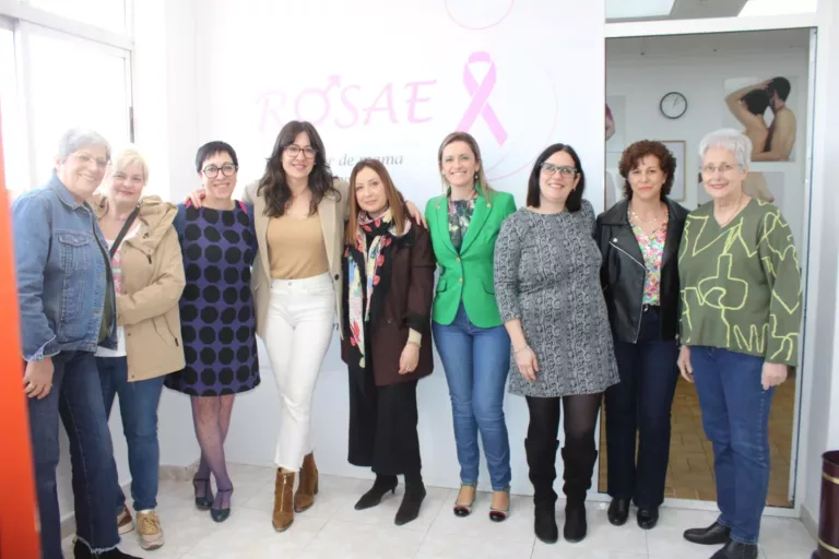 Blanca Fernández traslada a Rosae el “firme compromiso” del Gobierno de García-Page en la atención a las personas con cáncer de mama