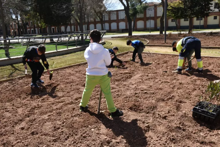 Un grupo de 25 alumnos y alumnas de ‘La Espinosa’ plantan árboles en el Parque del Carmen