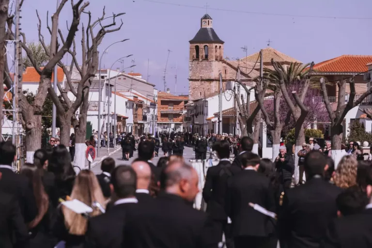 Pozuelo de Calatrava vivió un histórico Desfile de Bandas de la Ruta de la Pasión Calatrava con más de 500 músicos