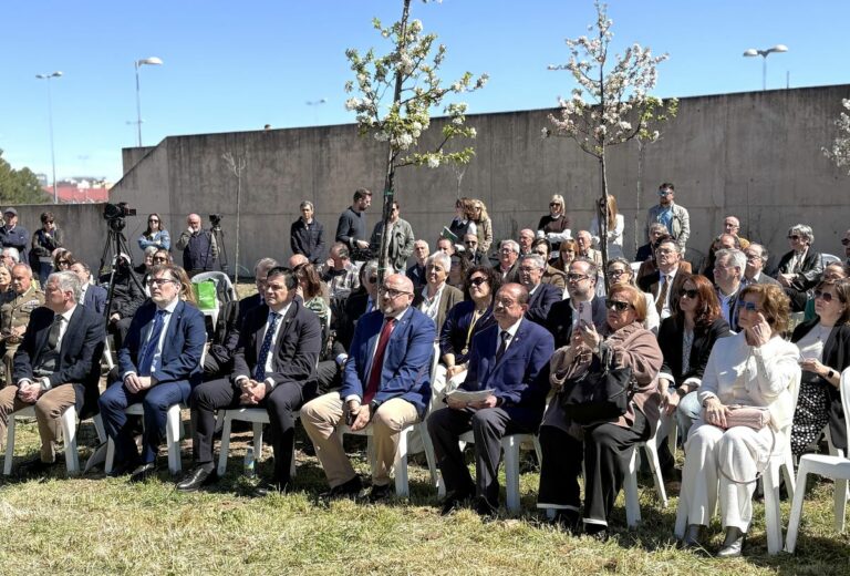 El Gobierno de Castilla-La Mancha apela a la unidad, sin distinción de categorías, en el acto de homenaje a los médicos fallecidos en pandemia