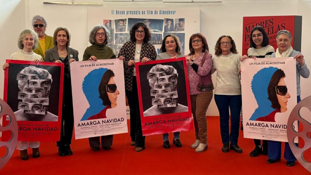 Gema García, junto a las concejalas y vecinas de la calle General Aguilera