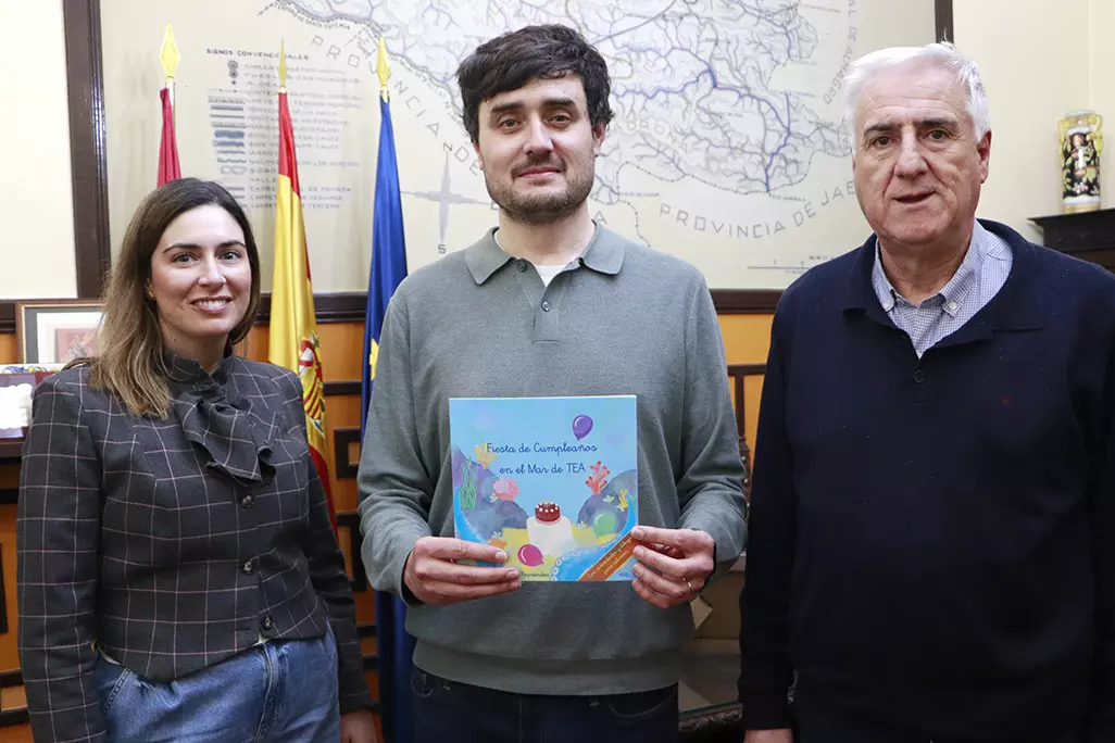 González, en el centro, llevando un ejemplar del cuento que articula el 'Proyecto Pulpi' de AUTRADE