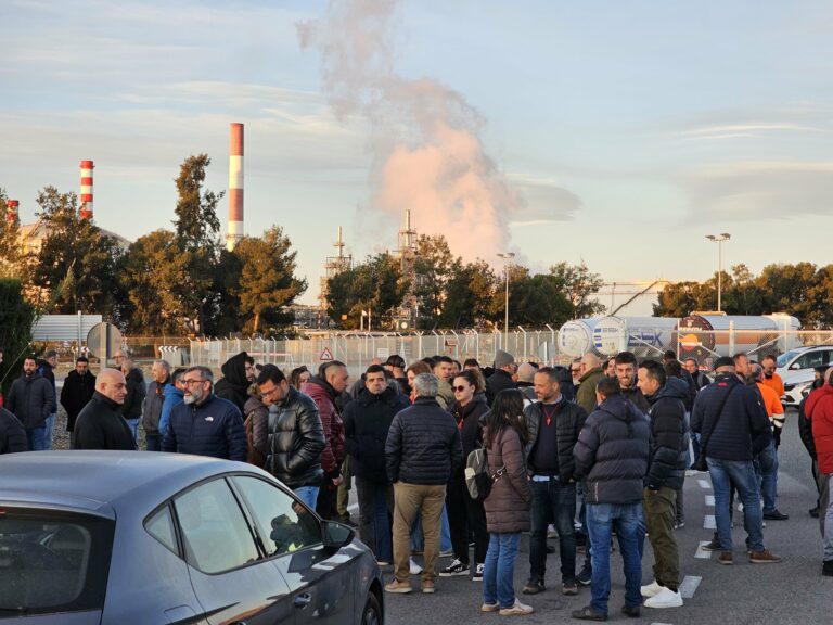Prosiguen las concentraciones de trabajadores de Repsol Puertollano contra el nuevo modelo organizativo