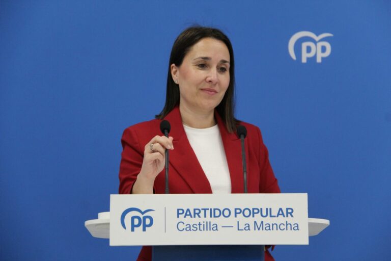 Hernández denuncia que casi 100.000 personas esperan en las listas de la sanidad de Castilla-La Mancha