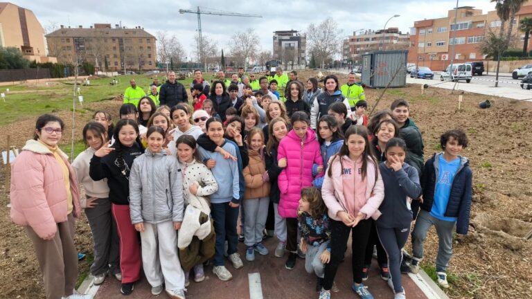 Ciudad Real: Escolares del colegio Cruz Prado reforestan la zona verde de la calle Panaderos