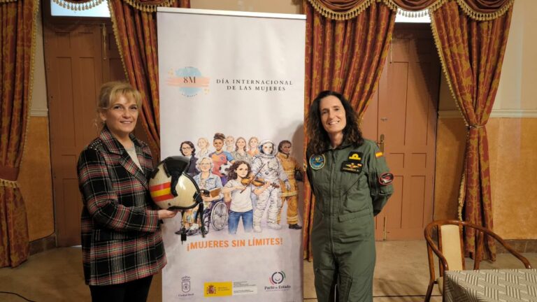 Ciudad Real: La pilota de la Armada Patricia Campos imparte la charla “Vuela conmigo”