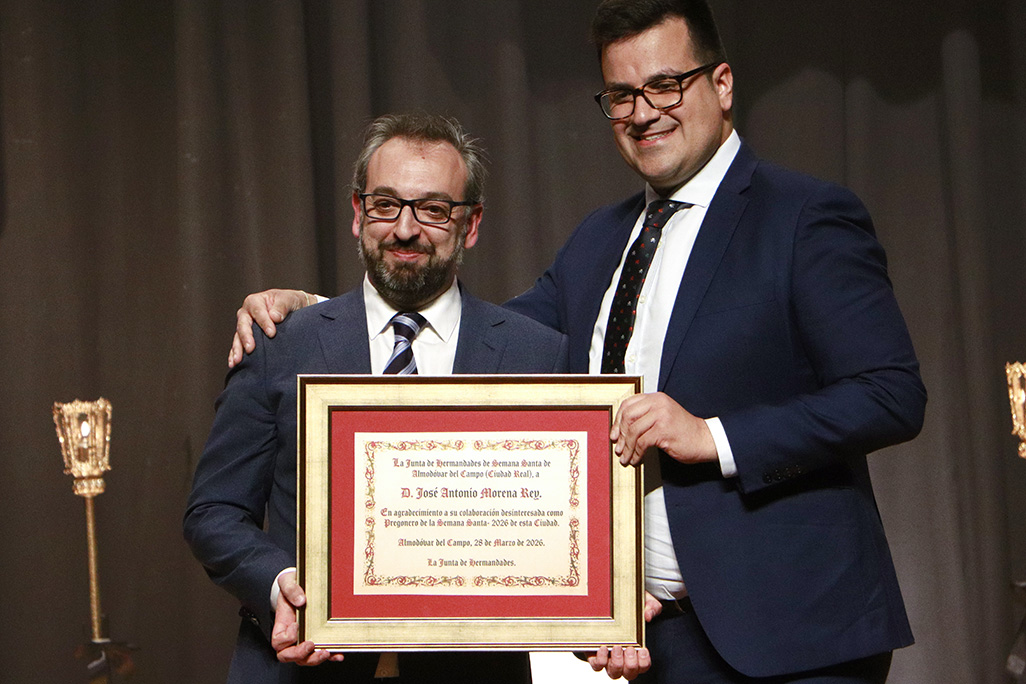 José Antonio Morena Rey, recibiendo la inscripción de recuerdo del pregón, de manos del presidente de la Junta de Hermandades
