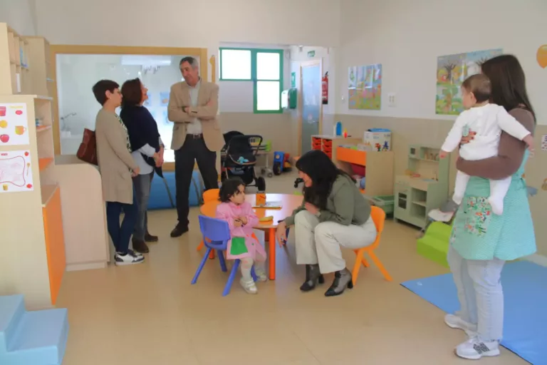 La Escuela Infantil de Luciana recibe la visita de la delegada de la Junta para conocer su funcionamiento