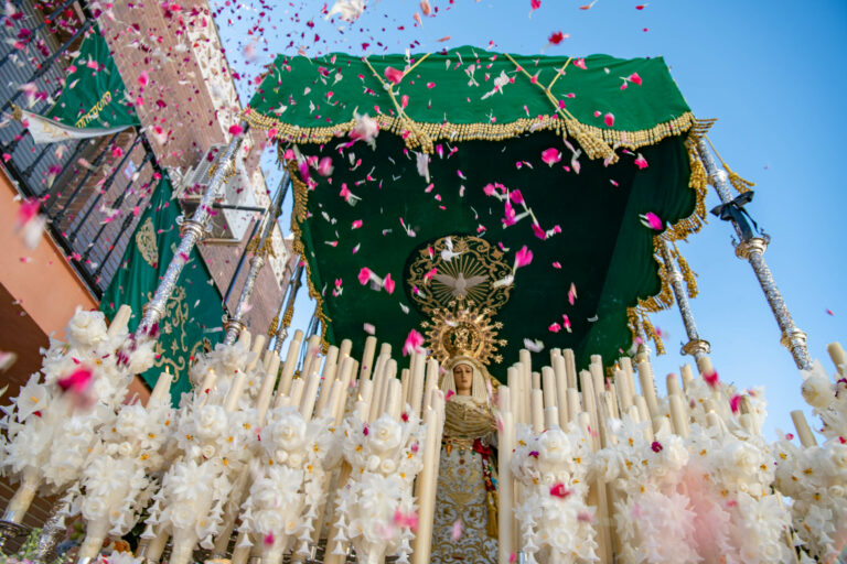 El barrio del Pilar refulge con Jesús de Medinaceli y la Esperanza