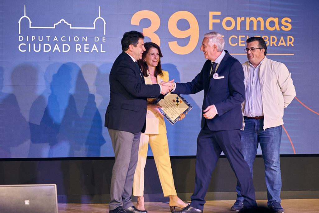 Momento en que el alcalde recoge, ayer tarde, la distinción para las candelarias almodovareñas